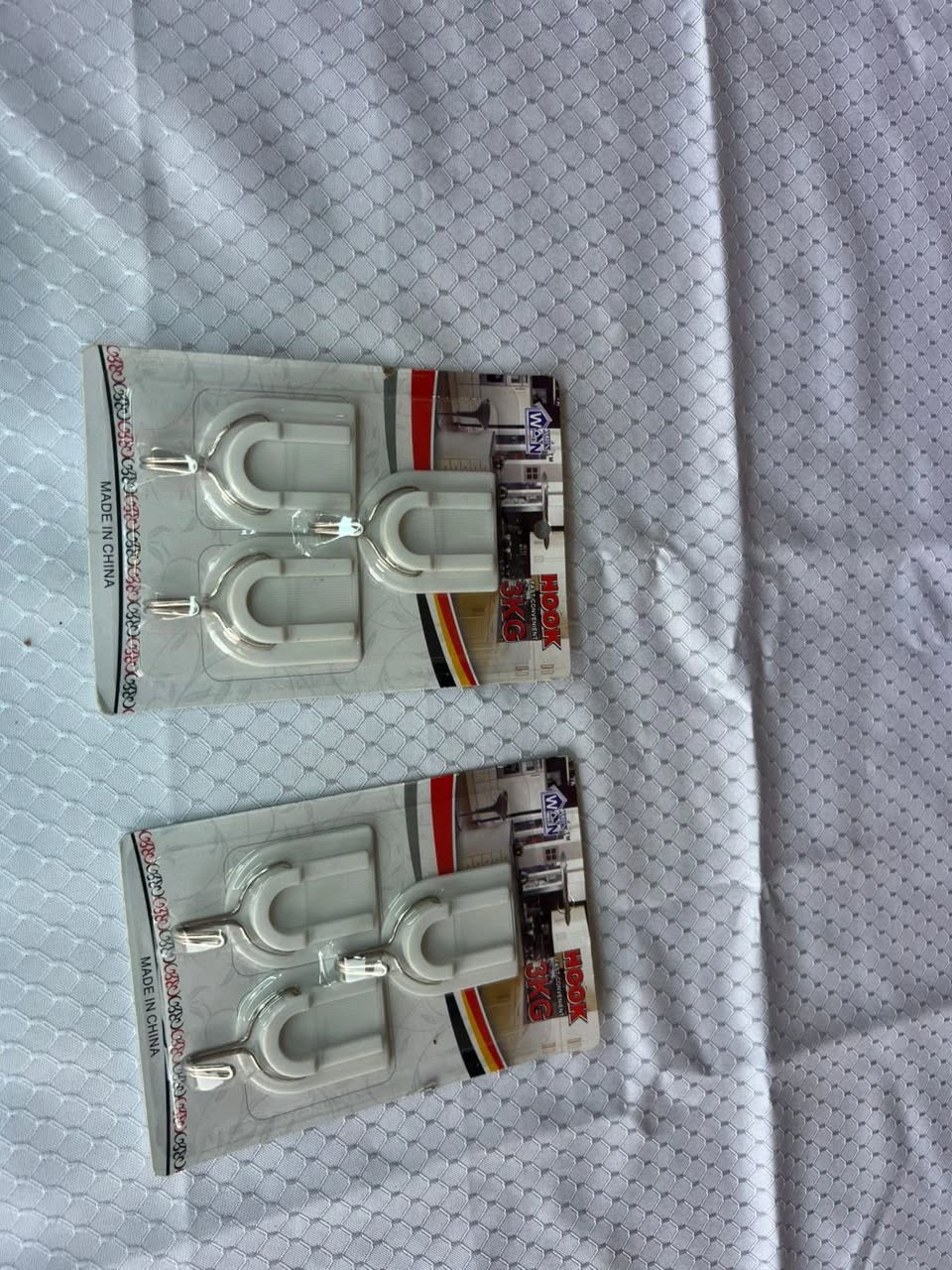 خطافات تعليق لاصقة